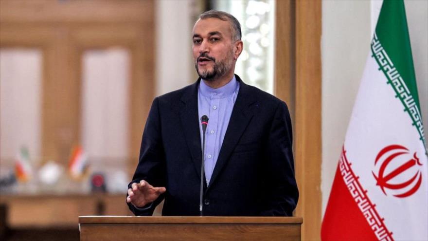 El ministro de Asuntos Exteriores de Irán, Hosein Amir Abdolahian, durante una conferencia de prensa en Teherán, 13 de abril de 2022.