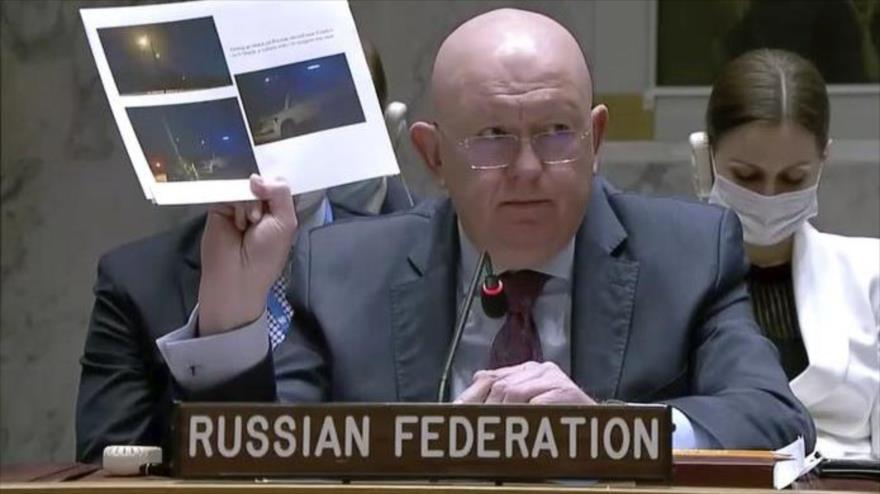 El representante permanente de Rusia ante ONU Vasili Nebenzia, muestra imágenes de crímenes de Ucrania ante el Consejo de Seguridad, 11 de marzo de 2022.