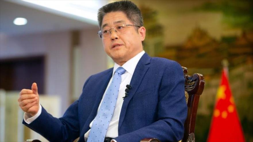 El viceministro de Asuntos Exteriores de China, Le Yucheng, habla durante una entrevista, en Pekín, China, 16 de abril de 2021. (Foto: AP)