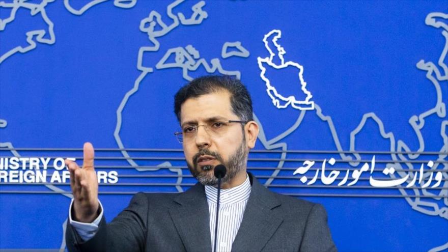 El portavoz de la Cancillería de Irán, Said Jatibzade, durante una rueda de prensa en Teherán, capital iraní, 18 de abril de 2022. (Foto: FARS)