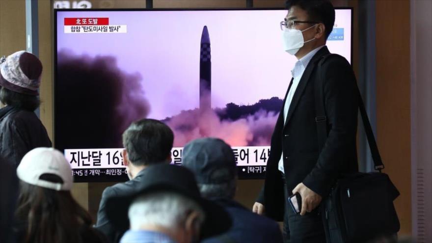 La gente mira una transmisión de televisión que muestra lanzamiento de un misil norcoreano, 4 de mayo de 2022. (Foto: Getty Images)