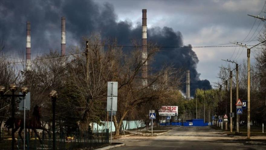 Humo se eleva de una central eléctrica tras bombardeos en las afueras de la ciudad de Schastia, cerca de Lugansk, este de Ucrania, 22 de febrero de 2022. (Foto: AFP)