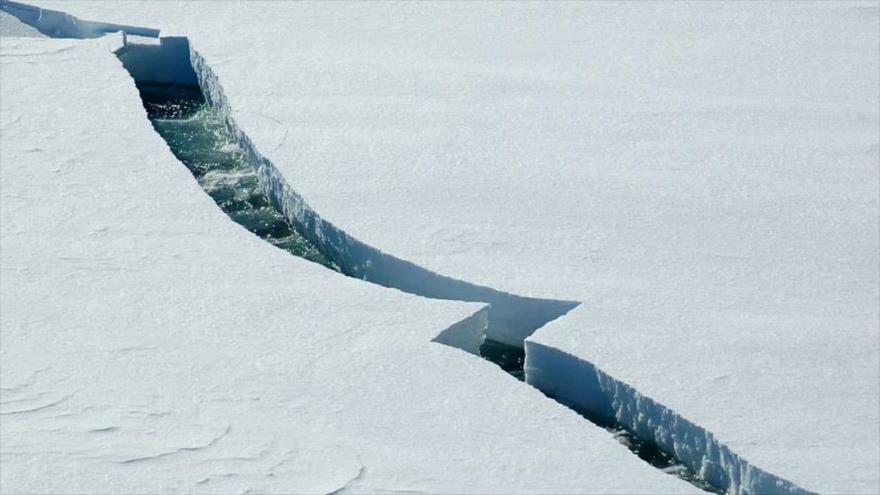 Científicos descubren una enorme cantidad de agua debajo del hielo de la Antártida.