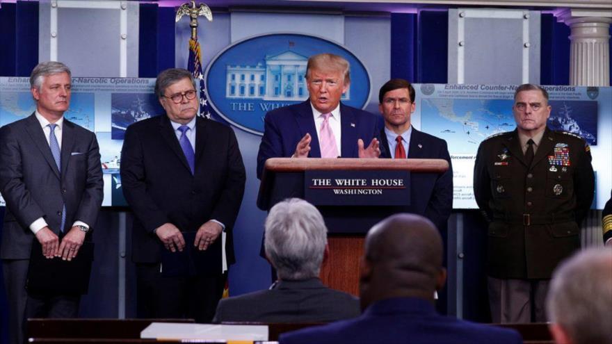 El expresidente de EE.UU., Donald Trump (centro) junto a su asesor de seguridad nacional Robert O’Brien (1.º izda.), su secretario de Defensa Mark Esper (2.º dcha.) y el presidente del Estado Mayor Conjunto, el general Mark Milley, (1.º dcha.) 1 de abril de 2020. (Foto: Reuters)