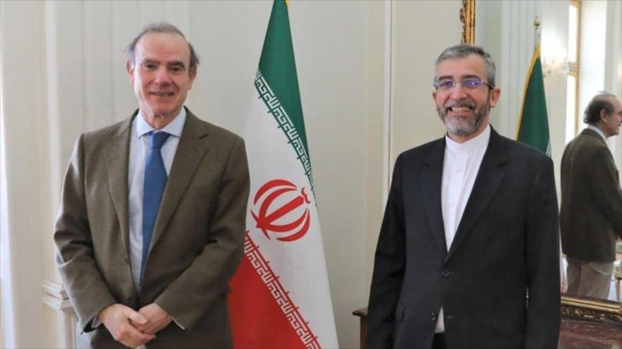 Vicecanciller iraní, Ali Baqeri Kani, (dcha.) y vicesecretario general del Servicio de Acción Exterior de UE, Enrique Mora, 27 de marzo de 2022.