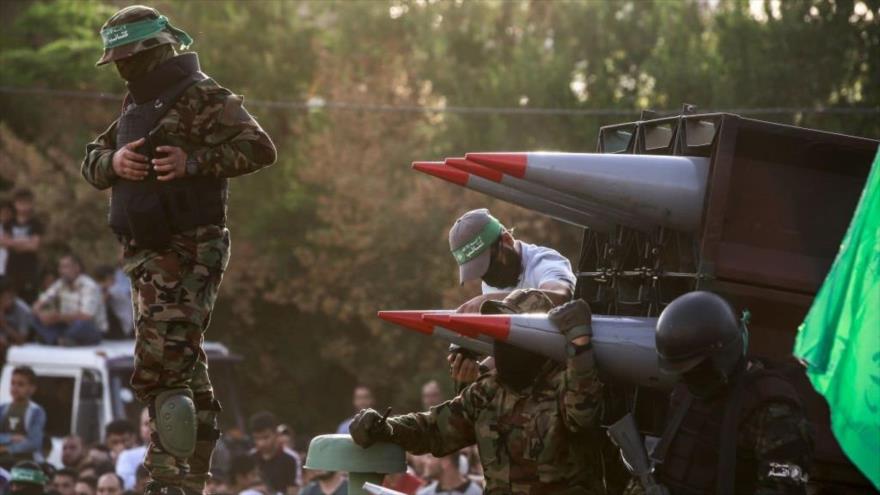 Fuerzas de Movimiento de Resistencia Islámica Palestina (HAMAS), vistos junto a misiles en una manifestación en Franja de Gaza. (Foto: Getty Images)