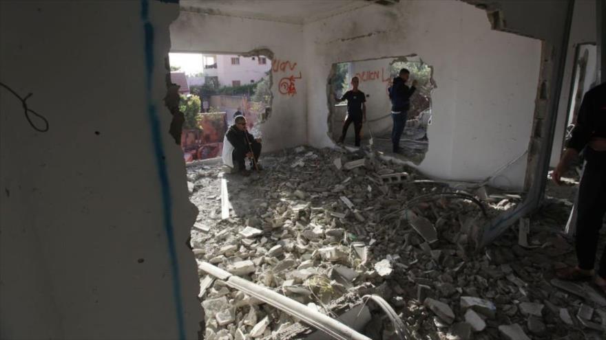 Fuerzas israelíes destruyen casa de preso palestino en Cisjordania