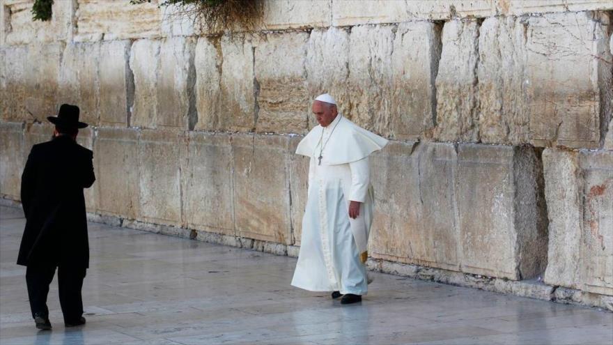 Papa Francisco tras orar en el Muro de Buraq (Muro de las Lamentaciones, en la tradición judía), en la ocupada ciudad de Al-Quds, 25 de mayo de 2014.
