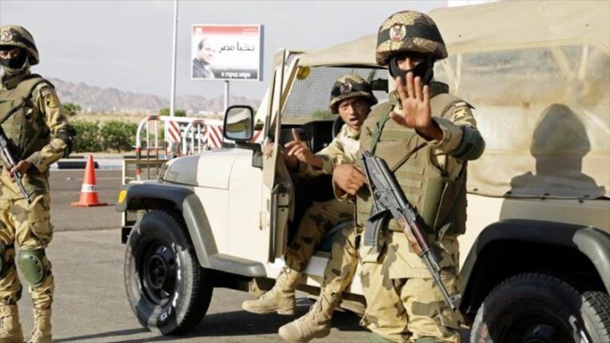 Fuerzas de seguridad egipcias en un puesto de control. (Foto: AP)