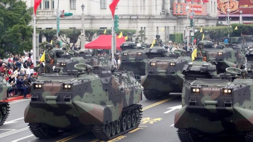 Vehículos de asalto de las Fuerzas Armadas de Taiwán en un desfile, 10 de octubre de 2011. (Foto: Reuters)
