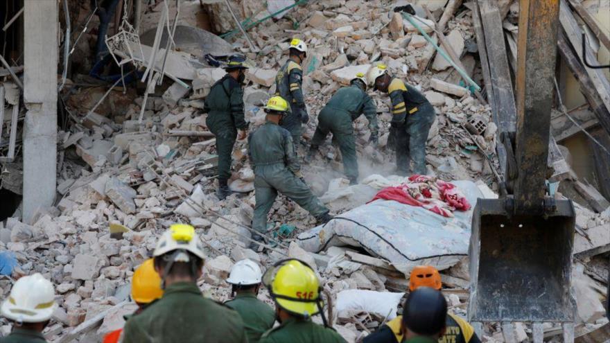 Personal de emergencia trabajan en escombros del Hotel Saratoga, la Habana, Cuba, 7 de mayo de 2022. (Foto: Reuters)