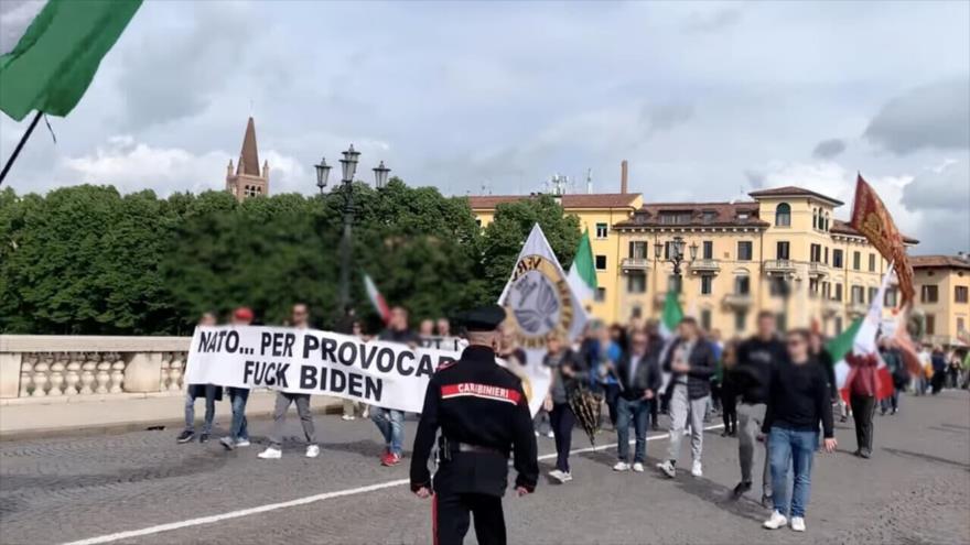 Manifestantes en Italia llaman asesina a la OTAN