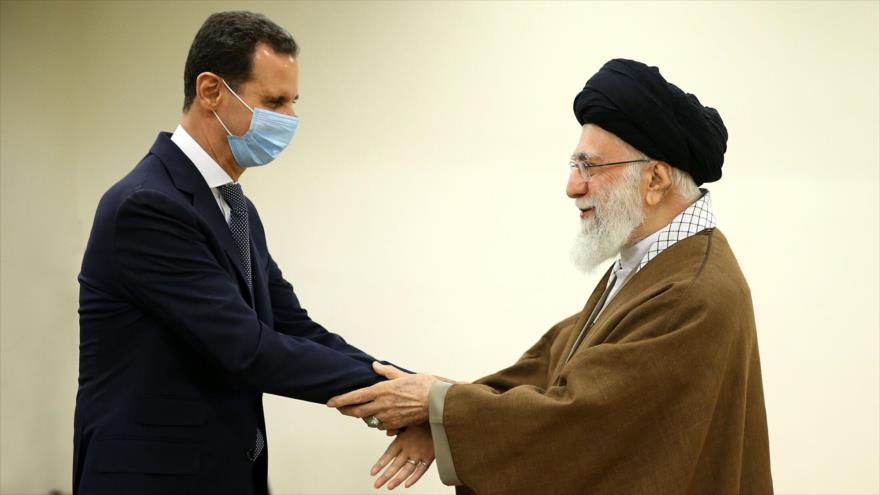 El Líder de Irán, el ayatolá Seyed Ali Jamenei (dcha.), y el presidente sirio, Bashar al-Asad, se reúnen en Teherán, Irán, 8 de mayo de 2022. (Foto: leader.ir)