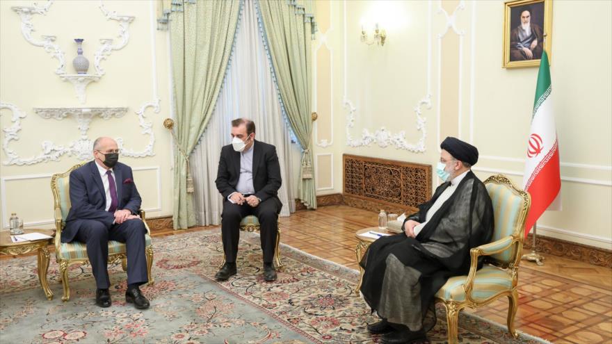 El presidente iraní, Seyed Ebrahim Raisi (dcha.), y el canciller polaco, Zbigniew Rau, se reúnen en Teherán (Irán), 8 de mayo de 2022. (Foto: president.ir)