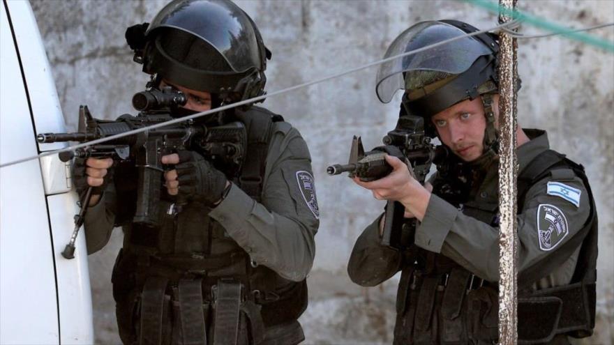 Soldados israelíes apuntan contra palestinos en la ocupada Cisjordania, 8 de mayo de 2022. (Foto: AFP)