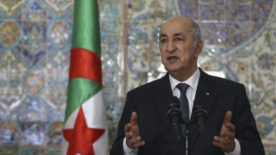 El presidente de Argelia, Abdel-Mayid Tebune, habla en un mitin.