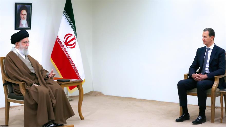 El Líder de Irán, el ayatolá Seyed Ali Jamenei, y el presidente sirio Bashar al-Asad, Teherán, capital de Irán, 8 de mayo de 2022. (Foto: Khamenei.ir)