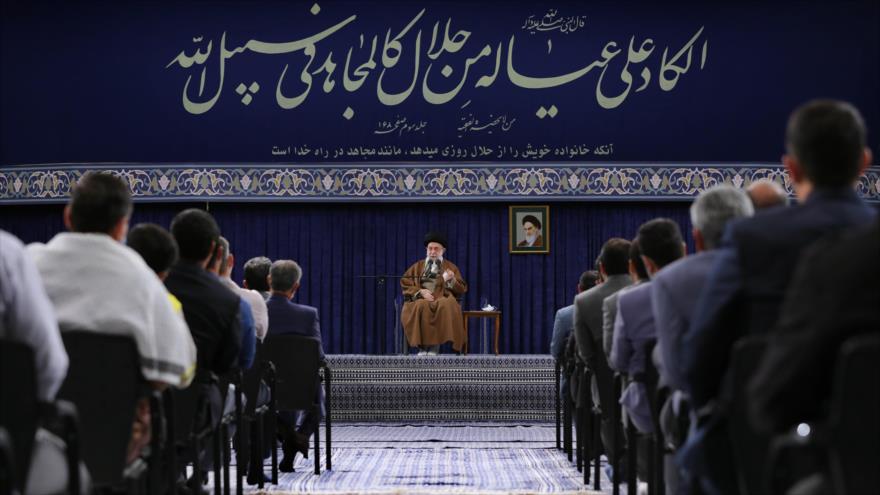 Líder de Irán, el ayatolá Seyed Ali Jamenei, se reúne con un grupo de trabajadores del país en Teherán, 9 de mayo de 2022. (Foto: khamenei.ir)