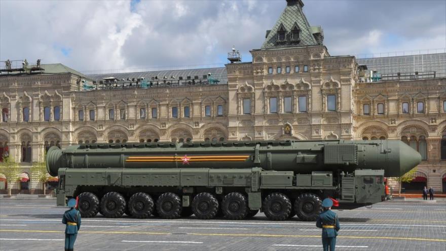 El lanzador autónomo del misil balístico intercontinental Yars, exhibido en un desfile celebrado en el Día de la Victoria, Moscú, Rusia, 9 de mayo de 2022. 