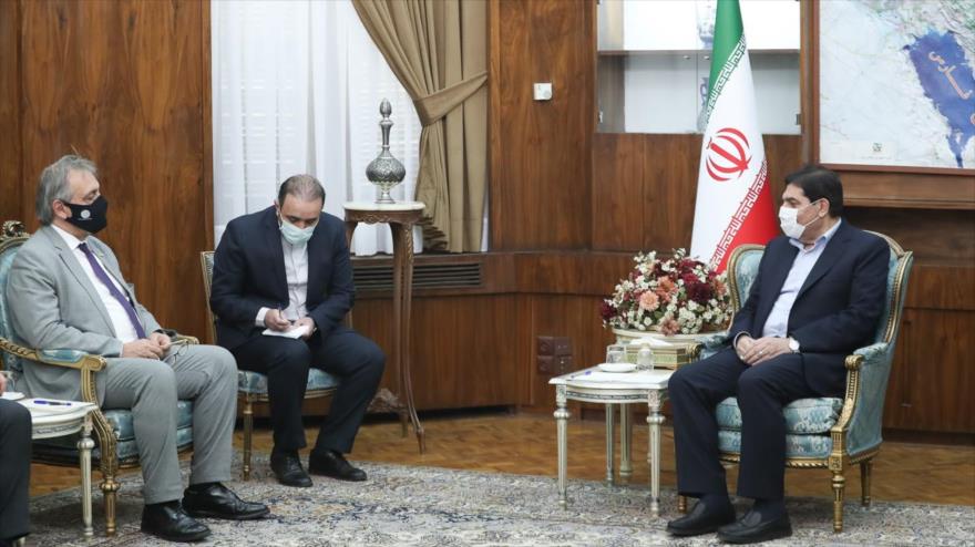 Vicepresidente primero iraní, Mohamad Mojber, (drcha.) se reúne con presidente de FICR, Francesco Roca, (izq.), 8 de mayo de 2022. (Foto: fvpresident.ir)