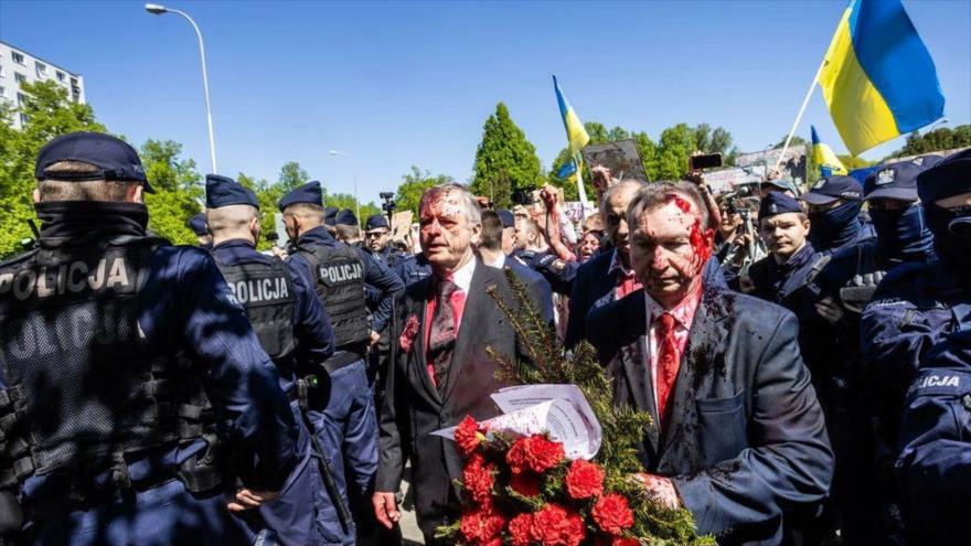 El embajador ruso en Polonia es atacado con pintura roja en el Mausoleo de los soldados soviéticos, 9 de mayo de 2022.
