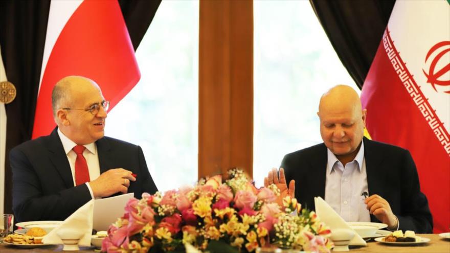 Jefe de la Organización de Planificación y Presupuesto de Irán, Masud Mirkazemi (dcha.), y el canciller polaco, Zbigniew Rau, en Teherán, 9 de mayo de 2022.