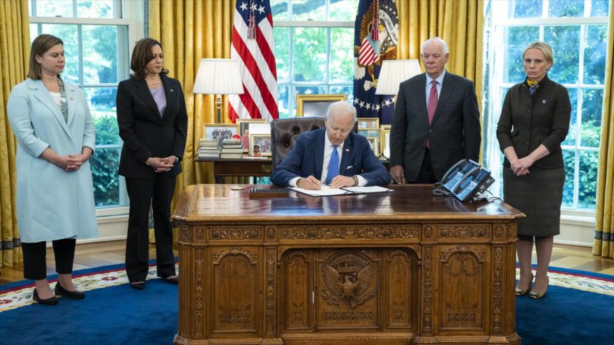 El presidente de EE.UU., Joe Biden, firma una Ley de Préstamo y Arriendo, Washington, 9 de mayo de 2022. (Foto: Twitter: @WhiteHouse)
