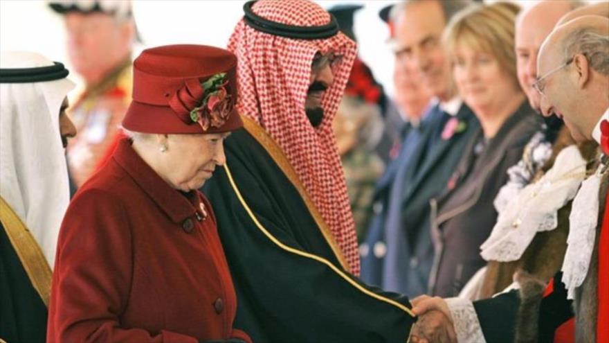 El rey difunto saudí Abdulá bin Abdulaziz y la reina Isabel II del Reino Unido, durante una ceremonia en Londres, capital británica, (Foto: AFP)