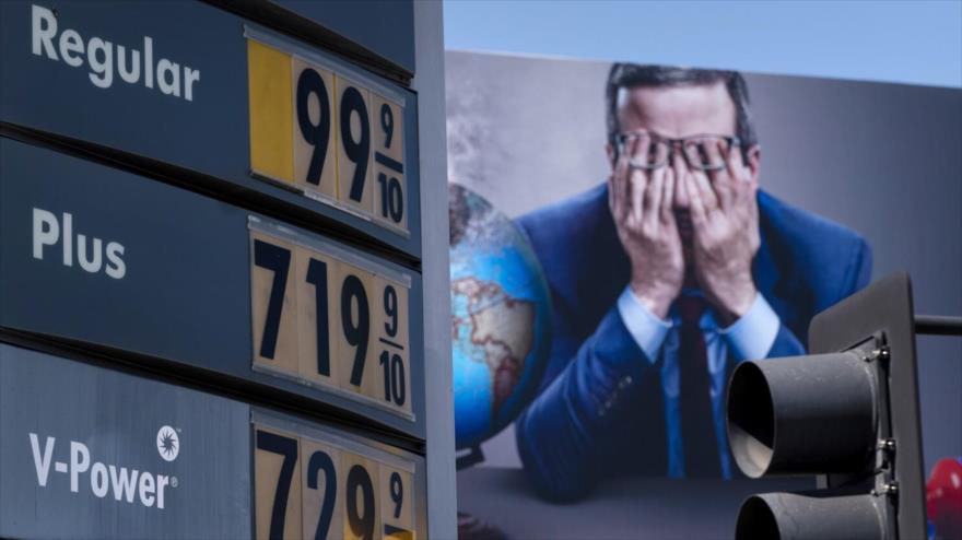Los precios de la gasolina se ven frente a una valla publicitaria en Los Ángeles, 7 de marzo de 2022.