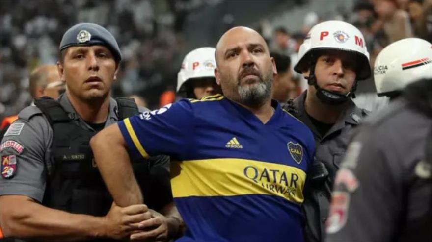 Fuerzas de seguridad brasileñas arrestan a un aficionado que provocó disturbios en partidos de la Copa Libertadores.