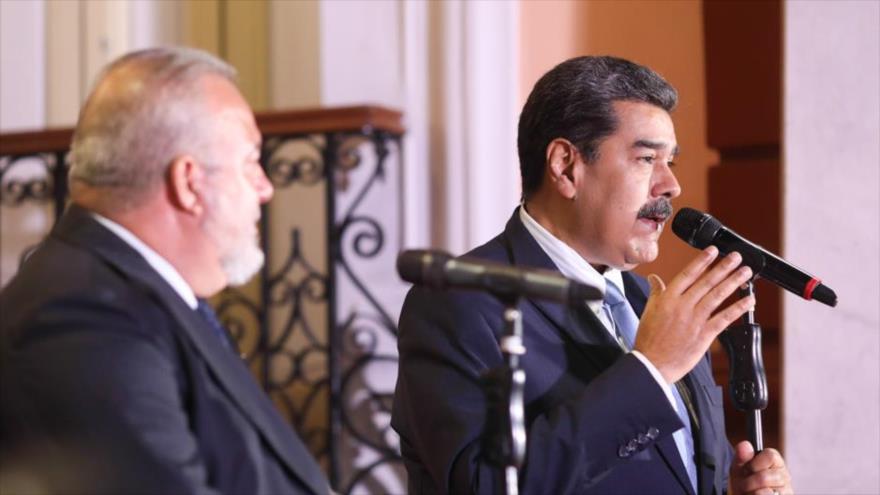 El presidente de Venezuela, Nicolás Maduro (dcha.), en reunión con primer ministro de Cuba, Manuel Marrero, en Caracas, 10 de mayo de 2022.