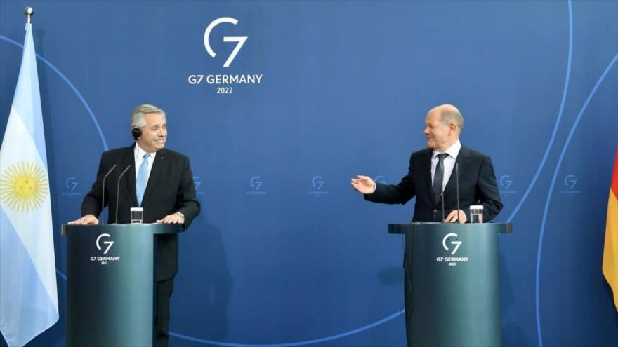 El presidente de Argentina, Alberto Fernández, y el canciller de Alemania, Olaf Scholz (drcha.). Berlín, 11 de mayo de 2022.