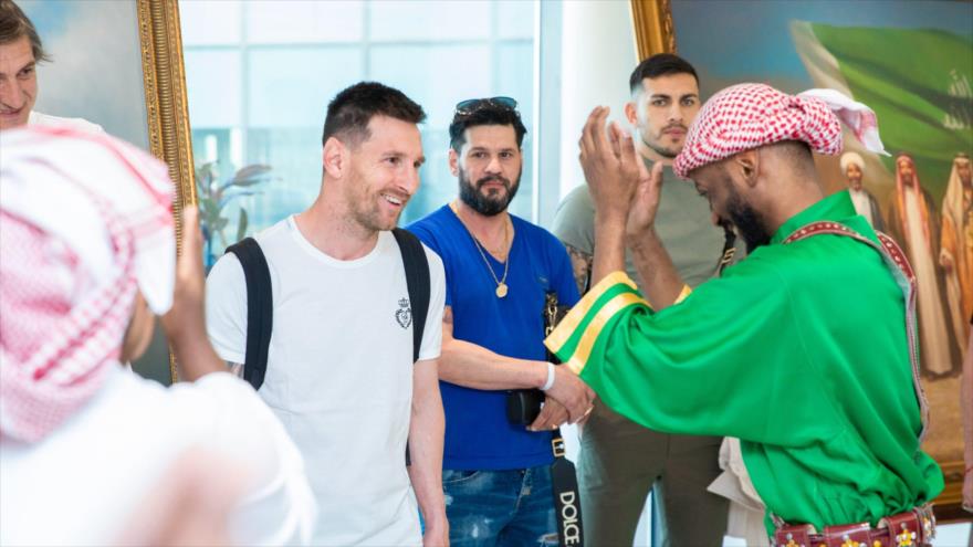 La estrella del fútbol argentino Lionel Messi en la ciudad de Yida, Arabia Saudí.