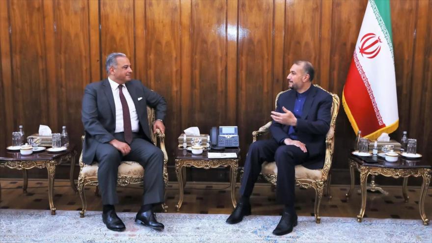 El canciller iraní, Hosein Amir Abdolahian (dcha.), y el ministro de Cultura de El Líbano, Mohamad Wissam al-Mortada, en Teherán, 11 de mayo de 2022. (Foto: mfa.gov.ir)