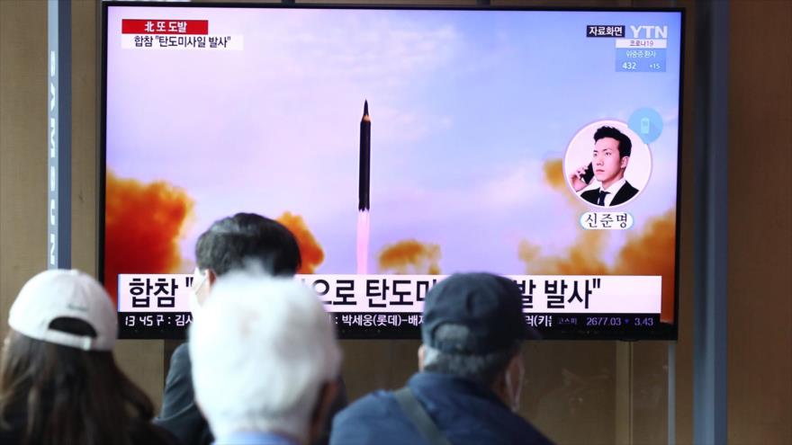 La transmisión televisiva que muestra un lanzamiento de un misil norcoreano en la estación de tren de Seúl, Corea del Sur, 4 de mayo de 2022. (Foto: Getty Images)