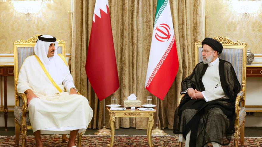El emir de Catar, el sheij Tamim bin Hamad Al Thani, (izda.) reunido con el presidente de Irán, Ebrahim Raisi, Teherán, 12 de mayo de 2022. (Foto: president.ir)