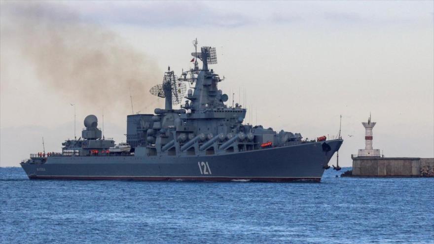 El crucero de misiles guiados de la Armada rusa Moskva arde en llamas.