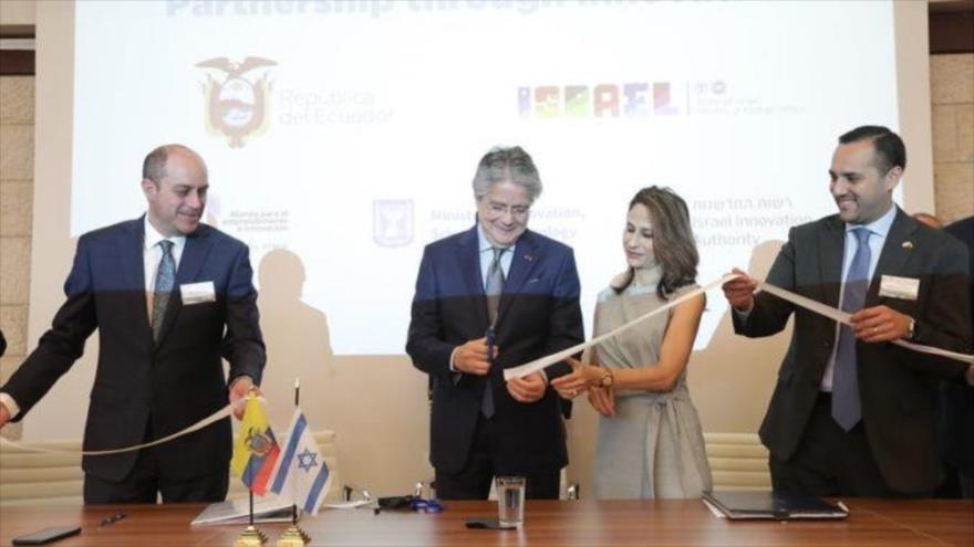 El presidente ecuatoriano, Guillermo Lasso (c.), inaugura una oficial comercial en Al-Quds (Jerusalén), 12 de mayo de 2022. (Foto: Presidencia.gob.ec)