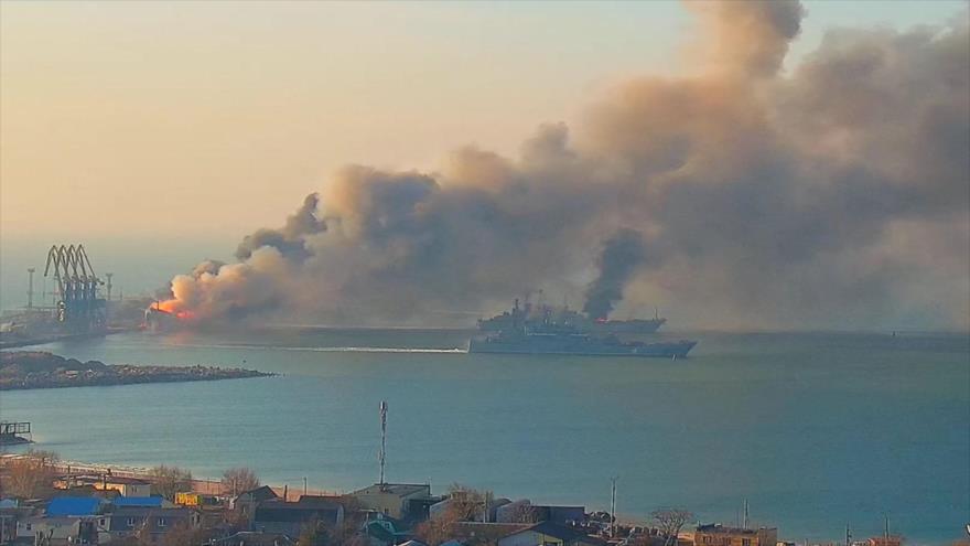 Imagen de archivo de un barco ruso en llamas en aguas del mar Negro.