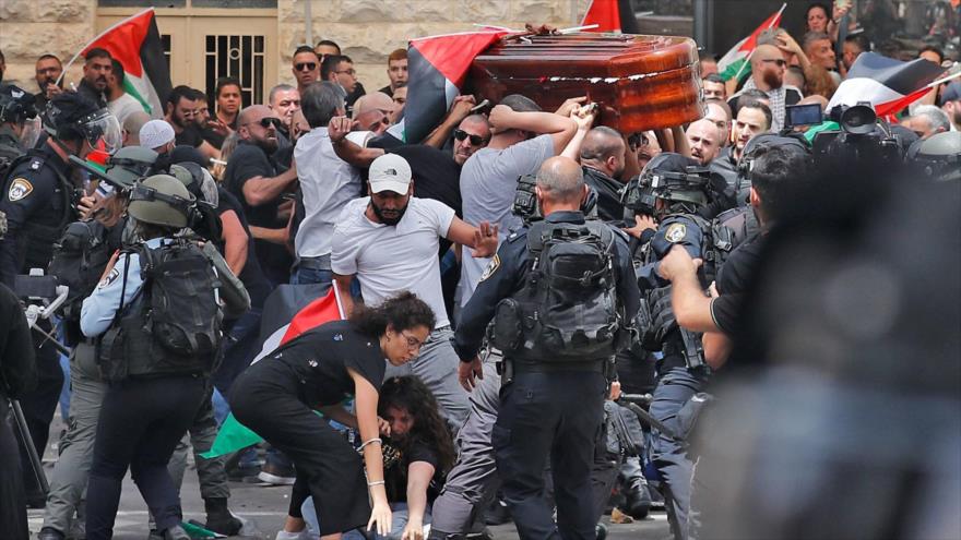 Fuerzas israelíes atacan a palestinos en funeral de Abu Akleh
