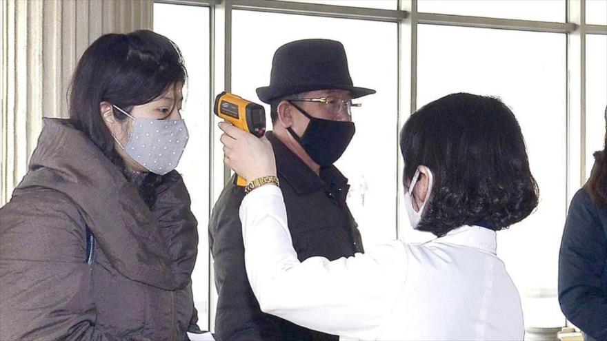 Voluntarios realizan un control de temperatura durante una campaña antivirus en Pyongyang, Corea del Norte, 4 de marzo de 2020. (Foto: Reuters) 