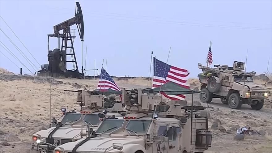 Vehículos estadounidenses patrullan un campo petrolero en Siria, controlado por las milicias kurdas afines.