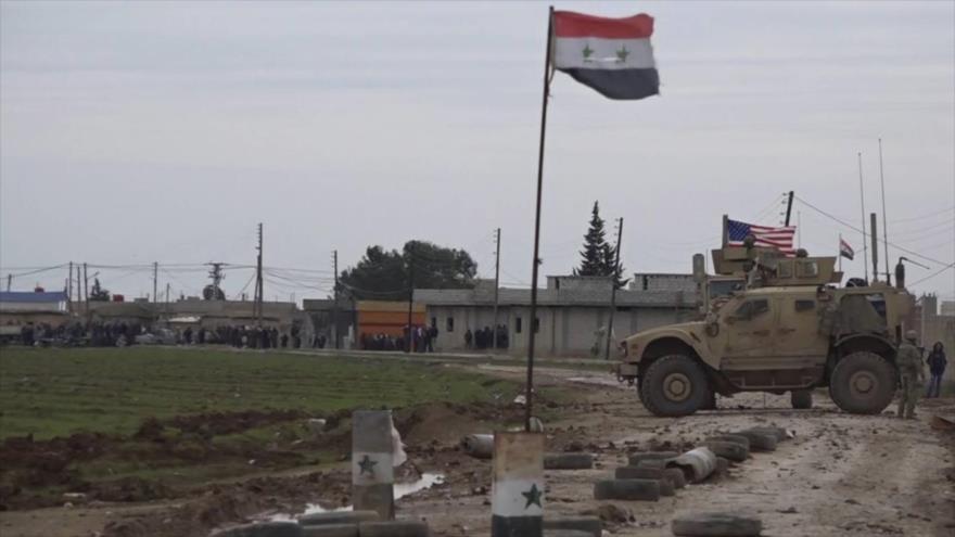 Un convoy militar estadounidense en la aldea de Jirbet Amu, en el este de la ciudad de Al-Qamishli, noreste de Siria, 12 de febrero de 2020. (Foto: AP)