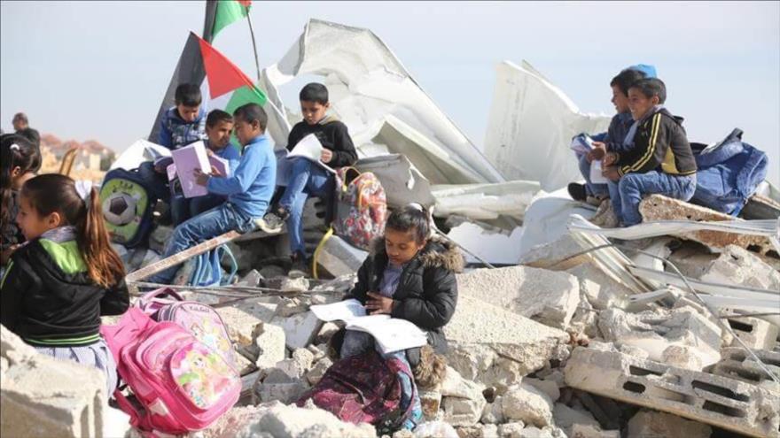 Israel destruye una escuela en Al-Quds (Jerusalén), 4 de febrero de 2018.