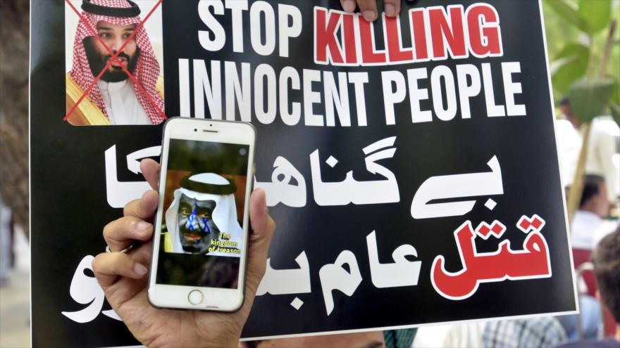 Un manifestante sostiene un cartel en contra de ejecuciones en Arabia Saudí. 