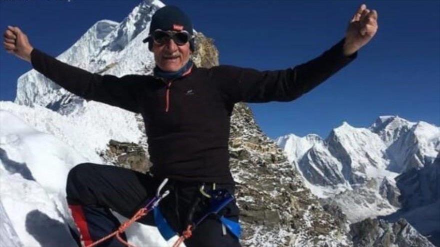 Aziz Abdi, alpinista iraní de 63 años, escaló el Everest.