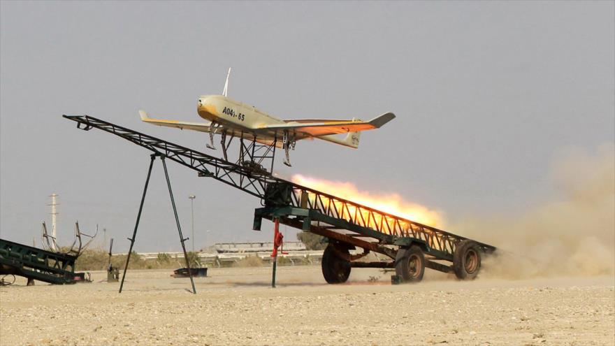Un dron de fabricación iraní se lanza durante un simulacro militar en el puerto de Yask, en el sur de del país persa. (Foto: jamejamonline.ir)