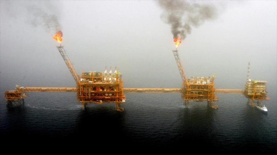 Llamaradas de gas de una plataforma de producción de petróleo iraní en los campos petroleros de Sorush en el Golfo Pérsico.