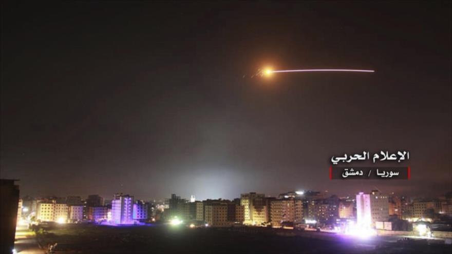 Misiles antiaéreos sirios se elevan contra misiles israelíes en Damasco, capital siria, 10 de mayo de 2018. (Foto: La Defensa del Gobierno Sirio)