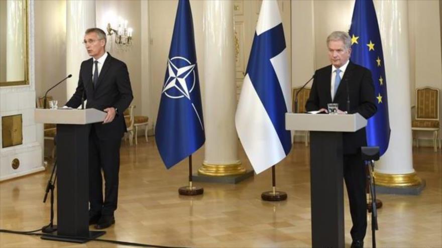 El secretario general de la OTAN, Jens Stoltenberg (izq.), y el presidente de Finlandia, Sauli Niinistö, durante una conferencia de prensa en Helsinki, capital finlandesa.